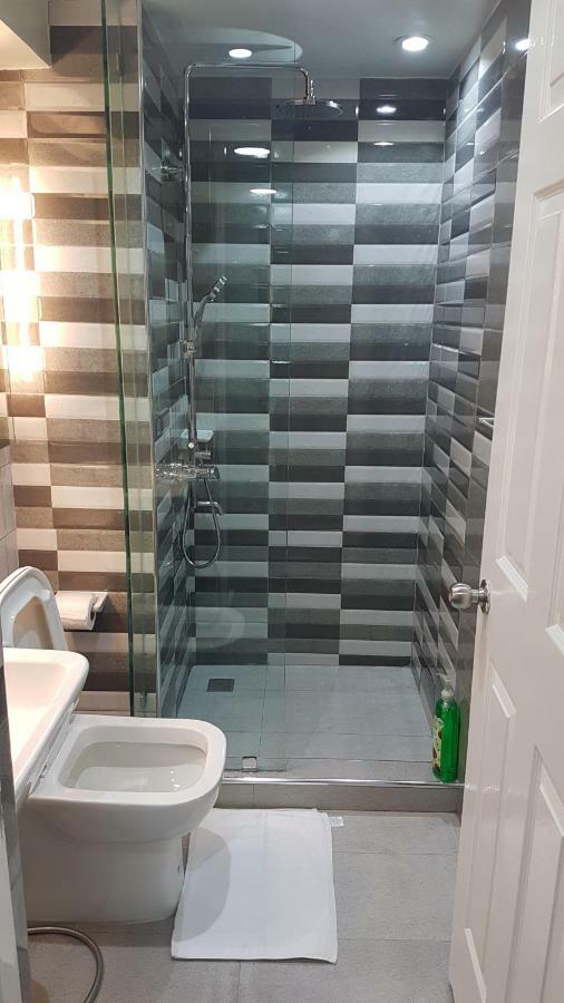 מנילה Burgundy Mckinley Place Service Apartment מראה חיצוני תמונה