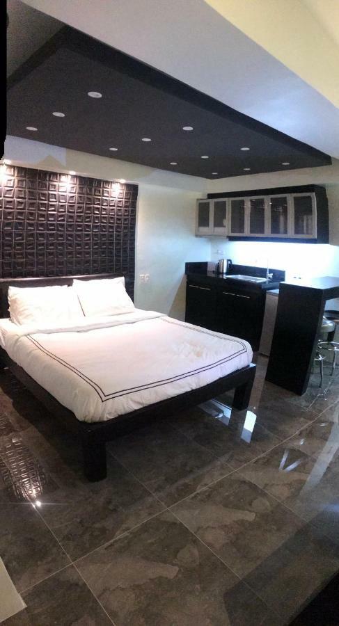 מנילה Burgundy Mckinley Place Service Apartment מראה חיצוני תמונה